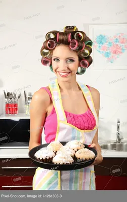 Молодая девушка на кухне во время приготовления :: Стоковая фотография ::  Pixel-Shot Studio