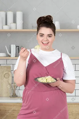 Утомленная женщина в кухне стоковое изображение. изображение насчитывающей  горничная - 49063353