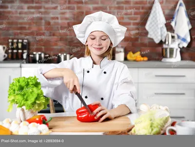 Женщина На Кухне — стоковые фотографии и другие картинки Женщины - Женщины,  Посуда для готовки, Кухня - iStock