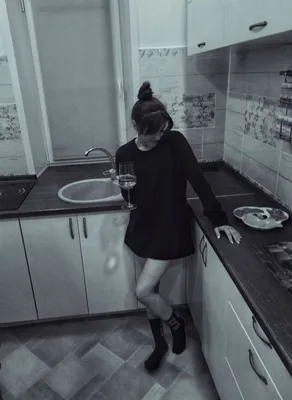 Девушка стоя около кухонного стола Яркая, белая кухня Счастливая усмехаясь  девушка в кухне Кухня Стоковое Изображение - изображение насчитывающей еда,  джинсыы: 91310353