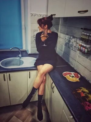 Красивая девушка в кухне, овощи Стоковое Фото - изображение насчитывающей  кавказско, люди: 199255758
