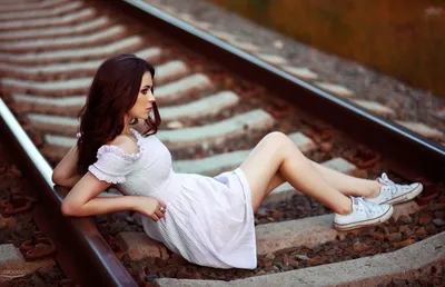Обои на рабочий стол Грустная девушка сидит на железнодорожных рельсах,  обои для рабочего стола, скачать обои, обои бесплатно