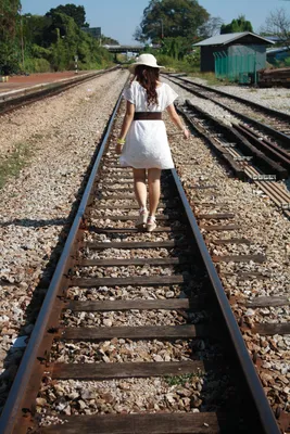 Обои рельсы, девушка, платье, опасность, железнодорожная дорога для  рабочего стола #128382