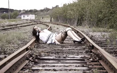 картинки : девушка, женщина, трек, Железнодорожный, железная дорога, рельс,  в одиночестве, поезд, отпуск, средство передвижения, железнодорожный  транспорт, Подвижной состав 2592x3888 - - 1215543 - красивые картинки -  PxHere