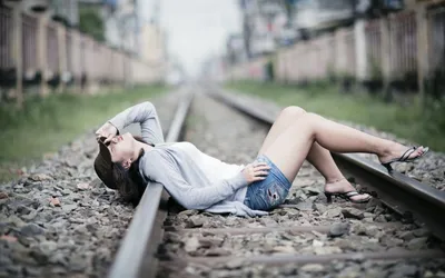 Расстроенная девушка сидела на рельсах стоковое фото ©zhagunov 40818431