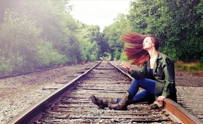 Девушка стоя около рельсов поезда Стоковое Фото - изображение насчитывающей  куртка, рельсы: 89106982