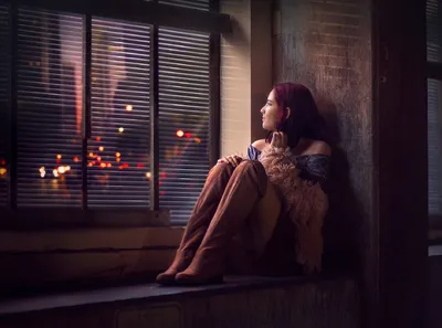 Грустная девушка сидит у окна и думает Стоковое Изображение - изображение  насчитывающей дом, персона: 213635159