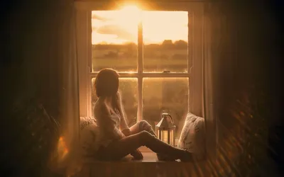 Девушка сидит на окне стоковое изображение. изображение насчитывающей  медитативный - 55867987