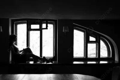 изображение девушки сидящей в одиночестве на полу на фоне окна, женщина  сидит на полу в своей комнате и держится за голову, Hd фотография фото, окно  фон картинки и Фото для бесплатной загрузки