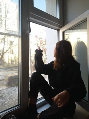 девушка в окне монохромный портрет Фото Фон И картинка для бесплатной  загрузки - Pngtree