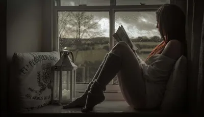 Красивая девушка сидит на подоконнике возле большого окна и пьет утренний  кофе Стоковое Изображение - изображение насчитывающей наслаждение, волосы:  142530251