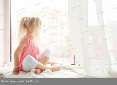 Красивая грустная девушка сидит на подоконнике у себя дома :: Стоковая  фотография :: Pixel-Shot Studio