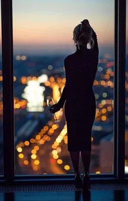 девушка со спины на фоне окна вечер: 8 тыс изображений найдено в  Яндекс.Картинках | Мрачные фотографии, Фотографирование при освещении,  Вдохновляющая фотография