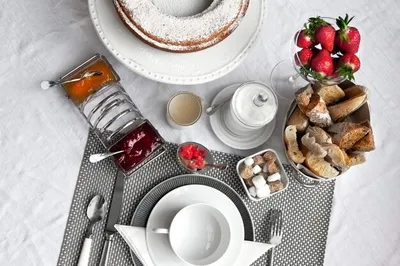 Доброе утро, друзья 🤍 Мой идеальный завтрак-французский круассан и кофе. А  ещё авокадо тост и яйцо пашот 😍 А Ваш?☺️ | Instagram
