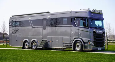 Дом на колесах на базе Volvo со встроенным гаражом оценили 1,5 миллиона евро