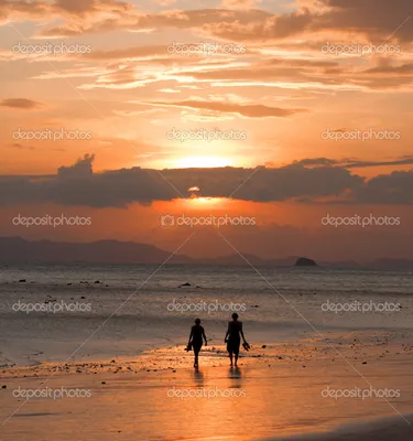 Мать и двое детей ходят на закатном пляже Стоковое Изображение -  изображение насчитывающей родитель, шаг: 180116723