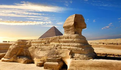 Обои на рабочий стол Великий сфинкс на фоне ясного небо и пирамиды, Каир,  Египет, обои для рабочего стола, скачать обои, обои бесплатно