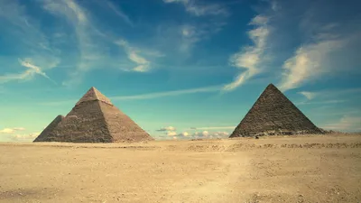 Обои на рабочий стол Пустынный пейзаж: Древние пирамиды на фоне голубого  неба, Египет / Egypt, обои для рабочего стола, скачать обои, обои бесплатно