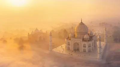 Обои на рабочий стол Вид сверху на Taj Mahal, India / Тадж-Махал, Индия в  утреннем тумане, обои для рабочего стола, скачать обои, обои бесплатно