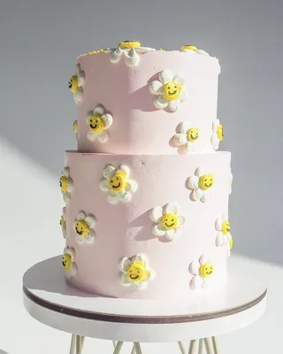 Идеи для нового торта, девушки делают торт красивыми Стоковое Изображение -  изображение насчитывающей сливк, персона: 161164063