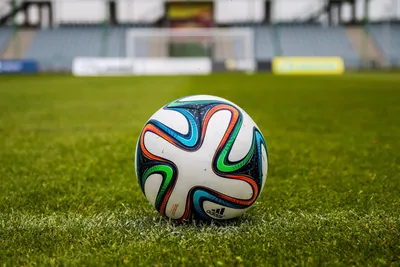 Картинка футбольный мяч на поле фотографии