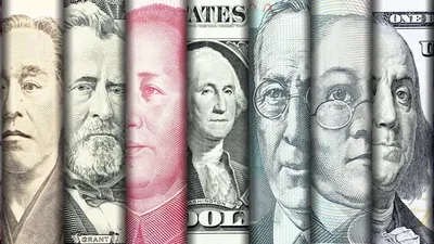 Женщины кладут денежные монеты в стеклянную банку для экономии денег.  экономия денег и финансовая концепция | Премиум Фото