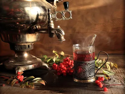 Русский традиционный самовар чайника на деревянном столе Черный чай, бейгл,  красная калина, варенье и русский самовар в деревенск Стоковое Изображение  - изображение насчитывающей черный, плюшка: 103395063