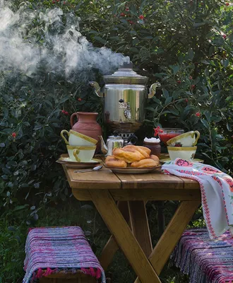 Сервировка чайного стола с самоваром, яблоками, сладостями на открытом  воздухе стоковое фото ©Dmitry.Zimin 228680906