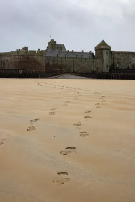 Следы на песке на пляже стоковое фото. изображение насчитывающей цвет -  175086788