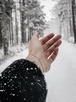 Снежинка на ладони, очень красивая, …» — создано в Шедевруме