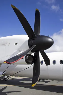 File:Propeller of QantasLink (VH-QOP) Bombardier Dash 8 Q400 at the  Canberra Airport open day.jpg - Wikipedia