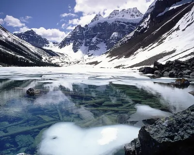 Amazing Lake and Mountain during Winter 1280 x 1024 Wallpaper