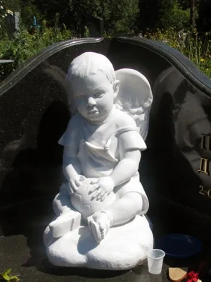 Скульптура ангелочка для детского памятника фото