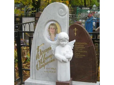 Двухцветный памятник со скульптурой ангелочка фото