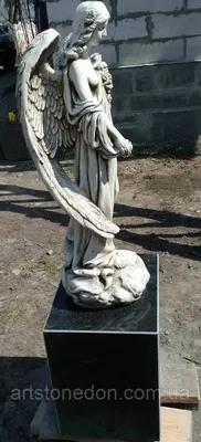 Памятник с ангелом или херувимом на могилу, фото