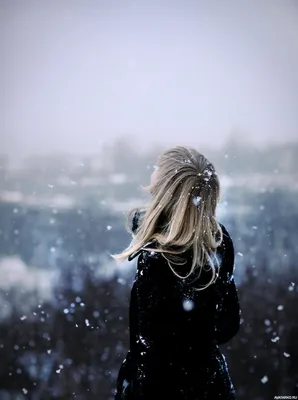 Снежинки падают на светловолосую девушку в чёрном пальто — Картинки на аву