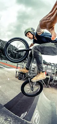 Трюки на велосипеде в скейт парке | Обои для телефона