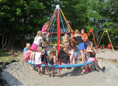Ребенок на детской площадке. Дети играют на открытом воздухе Стоковое Фото  - изображение насчитывающей детство, напольно: 173566806