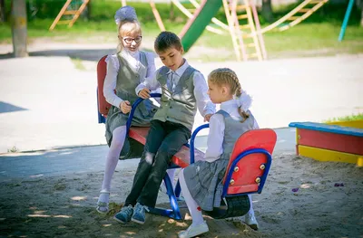 дети играют на детской площадке на открытом воздухе Фото Фон И картинка для  бесплатной загрузки - Pngtree