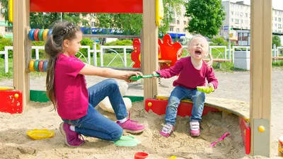 Играют дети на детской площадке, …» — создано в Шедевруме