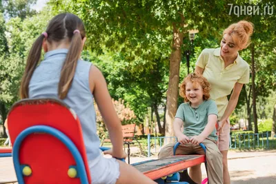 Можно ли родителям с детьми гулять на игровой площадке чужого двора -  Летидор