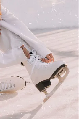 Девушки на катке катания на коньках Стоковое Фото - изображение  насчитывающей положительно, каток: 49410042