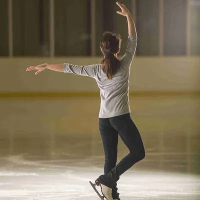 Супер реалистичная девушка на коньках» — создано в Шедевруме