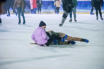 кататься на коньках девушки Стоковое Изображение - изображение  насчитывающей рекреационно, холодно: 13206495