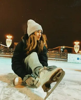 Молодая красивая девушка на коньках. Stock Photo | Adobe Stock