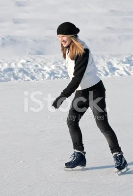 Девушка на коньках стоковое фото. изображение насчитывающей персона -  38339282