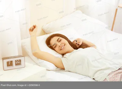 Fotka „Красивая девушка на кровати с цветами. Кровать на природе. Леди в  белом платье на кровати в лесу. Красивый образ жизни. “ ze služby Stock |  Adobe Stock