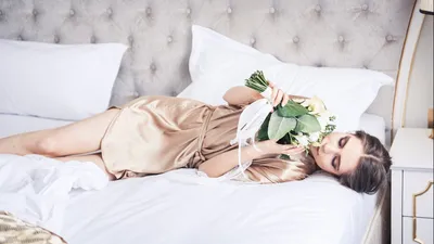 Спать красивая девушка лежит в кровати и, улыбаясь, Стоковое Фото -  изображение насчитывающей мило, выпустите: 185366778