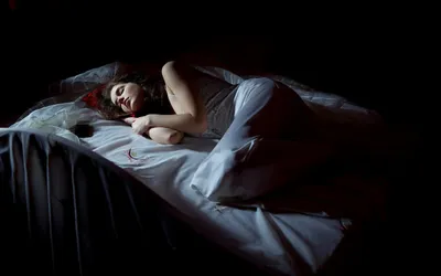 постель #кровать #девушка #ноги #отдых | Bed, Sheets