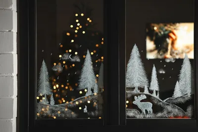 Как оригинально украсить окна на Новый год